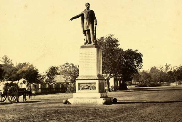 neil statue satyagraha
